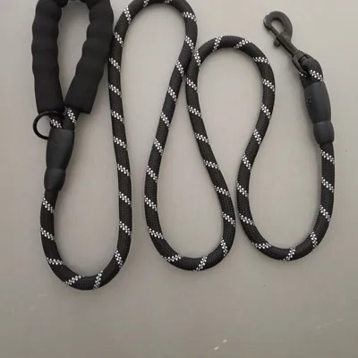 Laisse pour chien noire 1m80 réfléchissante avec poignée rembourrée – solide et confortable